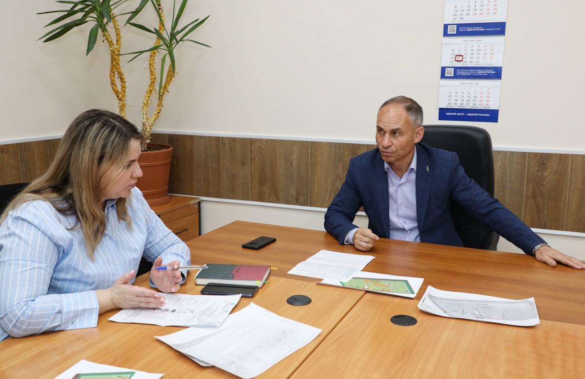 Депутат Юрий Горошко проводит встречу с сотрудниками управляющей компании «Л. Толстого, 25» и жителями микрорайона. 